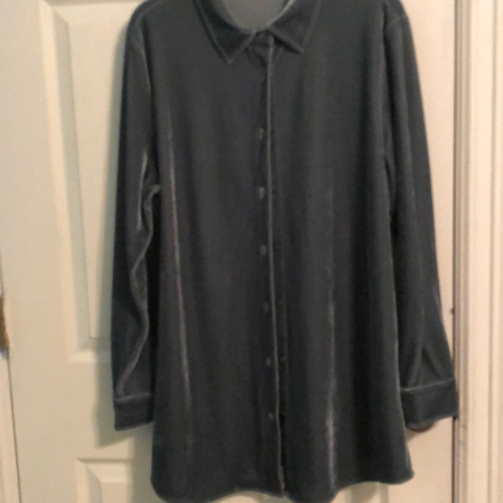 Long sleeve shirt.